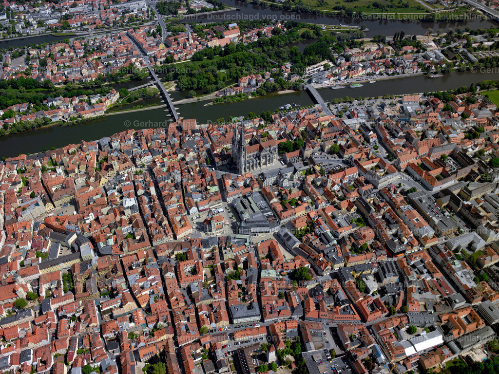 2409546 | REGENSBURG 02.09.2021 Altstadtbereich und Innenstadtzentrum " am Ufer des Flußverlaufes der Donau " in Regensburg im Bundesland Bayern, Deutschland. Weiterführende Informationen bei: Stadt Regensburg. // Old Town area and city center " on the banks of the Danube river " in Regensburg in the state Bavaria, Germany. Further information at: Stadt Regensburg. Foto: Gerhard Launer