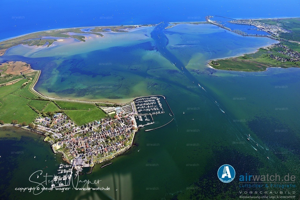  Luftbild OstseeResort Olpenitz - Exklusive Ferienhäuser an der Ostseeküste | Maasholm: Zu den Sehenswürdigkeiten zählen die St.-Petri-Kirche (erbaut 1952), das Naturerlebniszentrum NEZ auf dem Gelände einer ehemaligen Raketenstellung der Bundesluftwaffe, die denkmalgeschützten Kahnstellen am Schleiufers und die Lotseninsel Schleimünde mit Leuchtturm. Die Gemeinde wurde mehrfach im Wettbewerb „Unser Dorf hat Zukunft“ ausgezeichnet.