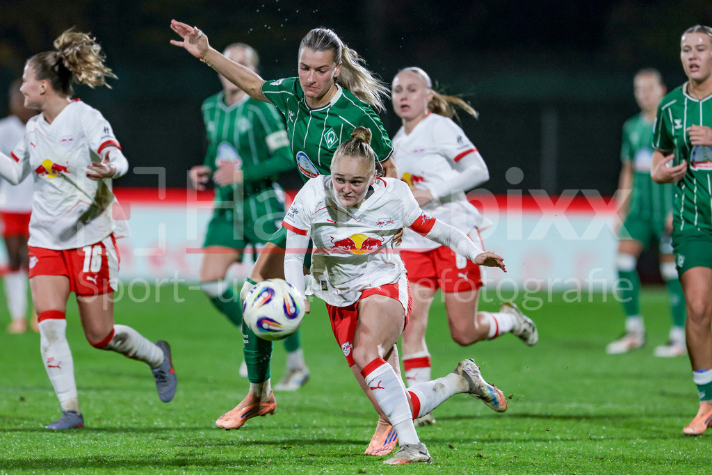 Fussball, Google Pixel Frauen-Bundesliga, SV Werder Bremen - RB Leipzig | v.li.: Medina Desic (SV Werder Bremen, 9) und Victoria Krug (RB Leipzig, 20) im Zweikampf, Duell, Dynamik, Aktion, Action, Spielszene, DIE DFB-RICHTLINIEN UNTERSAGEN JEGLICHE NUTZUNG VON FOTOS ALS SEQUENZBILDER UND/ODER VIDEOÄHNLICHE FOTOSTRECKEN. DFB REGULATIONS PROHIBIT ANY USE OF PHOTOGRAPHS AS IMAGE SEQUENCES AND/OR QUASI-VIDEO.