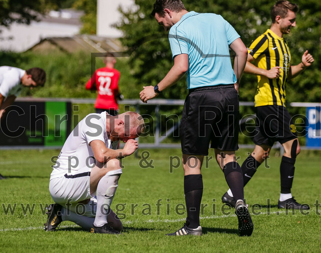 2023-08-19_058_FC_Moosinning_gegen_SV_Reichertsheim | Moosinning, Deutschland, 19.08.2023:
Fußball, Bezirksliga Oberbayern Ost 2023 / 2024, 5. Spieltag, FC Moosinning gegen SV Reichertsheim, Endergebnis: 0:4

Thomas Schaberl (SV Reichertsheim, #5), Schiedsrichter Franz-Josef Möller

Foto: Christian Riedel / fotografie-riedel.net