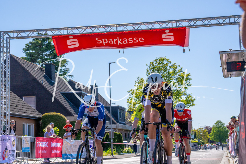 Spurt in den Mai 2026 - Großer Preis der Sparkasse Neuss | Annual one-day road cycling race "Großer Preis der Sparkasse Neuss" held in Büttgen, Germany, organized by VfR Büttgen 1912 e.V. The event features multiple races across all age categories from U11 youth to Elite men. - Realisiert mit Pictrs.com
