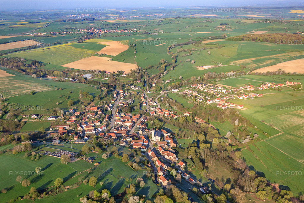 Luftbild: Ortsansicht von Osten in Volmunster im Bundesland Moselle in Frankreich. – Foto: IMG_39655.jpg vom 16.04.2011 durch Werner Riehm/FLY-FOTO.de – Auflösung des Originals: 4752 x 3168 px