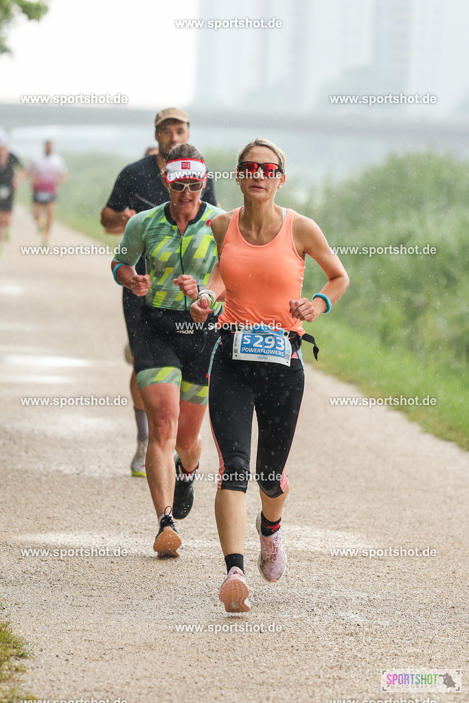 LUR_1294 | 34. M-net Erlanger Triathlon 2025 #erlangertriathlon  #mnettriathlon2025 #mnettriathlon #team #olympischedistanz #mitteldistanz #triathlon #maindonaukanal  #erlangertriathlon2025 #yourpictrs #tv1848 #tv1848erlangen  #triathlonbayern #sportinerlangen #demsportverbunden #sportshot_your_pictrs Copyright: www.sportshot.de