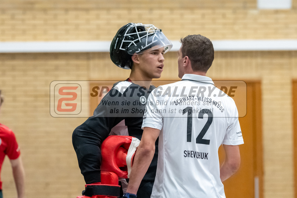 SFE_20230115_0169 | 1. Bundesliga Hockey Herren Schwarz-Weiss Neuss - Crefelder HTC am 15.01.2023 in  (Sporthalle Jahnerstrasse), Photo: Stephan Fehrmann 2022 (Sports-Gallery),Julian Dettmer ( Schwarz-Weiss Neuss #12 ) ,Joshua Onyekwue Nnaji Torwart ( Crefelder HTC #29 )