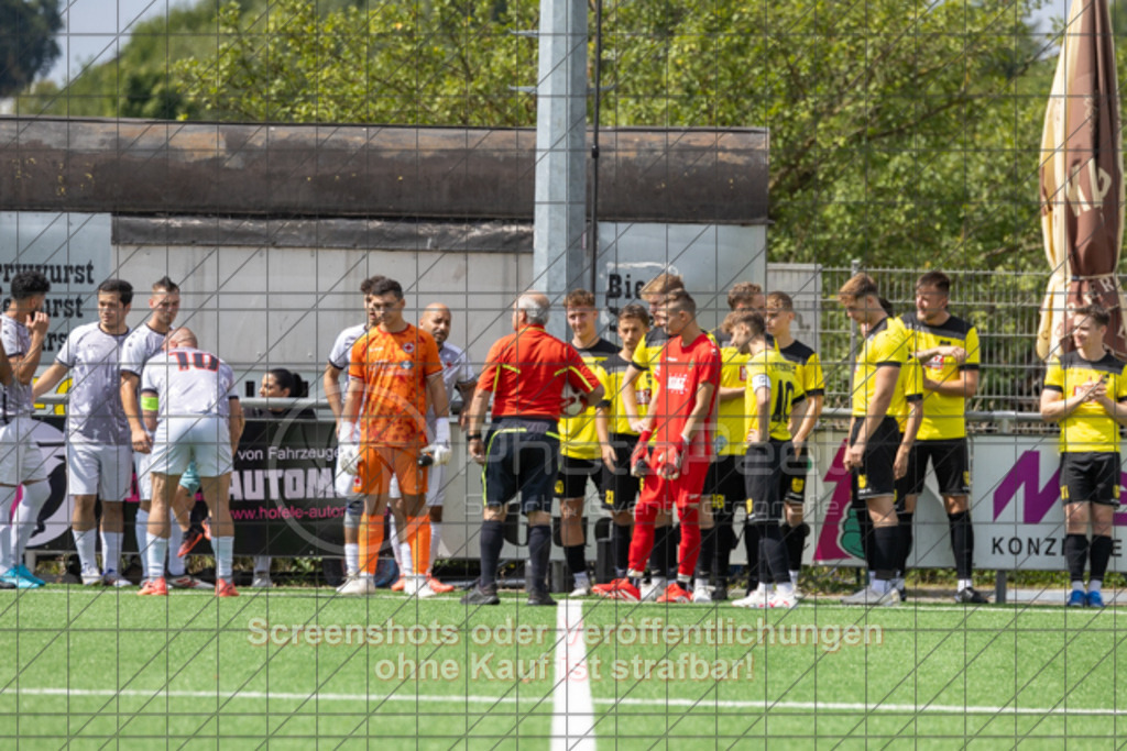 20250824_125818_0001 | #,1.FC Heiningen II (gelb) vs. 1.Göppinger SV III (weiß), Fußball, Kreisliga B7 - Bezirk Neckar/Fils, 01. Spieltag, Saison 2025/2026, Kunstrasenplatz Sportzentrum Heiningen, Krautgarten 1, 73092 Heiningen, 24.08.2025 - 13:00 Uhr,Foto: PhotoPeet-Sportfotografie/Peter Harich