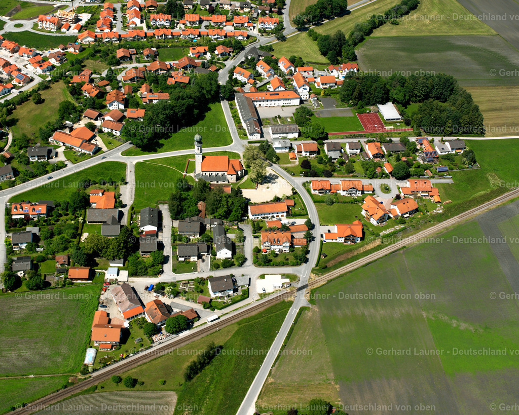 wfl__2600772.jpg | HEILIGENSTATT 09.06.2006 Ortsansicht am Rande von landwirtschaftlichen Feldern und Nutzflächen  in Heiligenstatt im Bundesland Bayern, Deutschland // Village view on the edge of agricultural fields and land  in Heiligenstatt in the state Bavaria, Germany Foto: Gerhard Launer