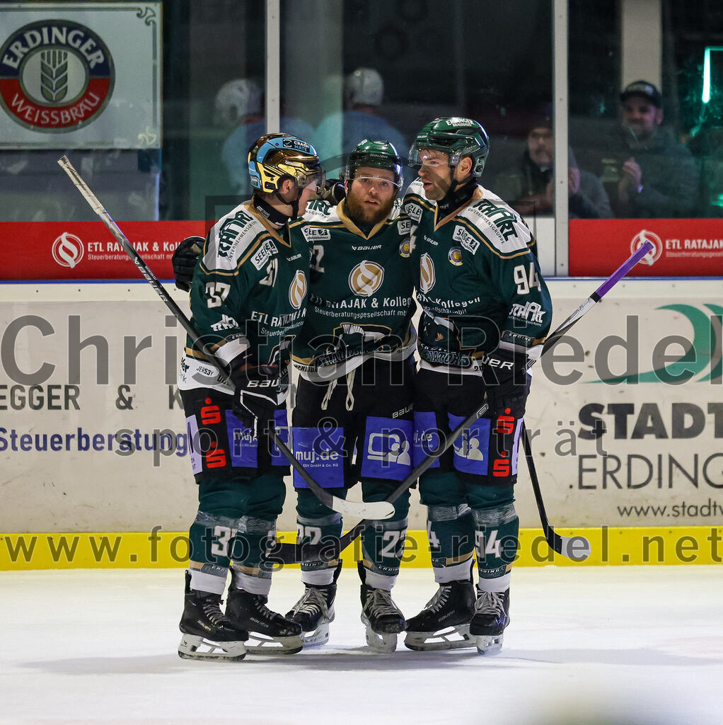 2025-12-23_141_TSV_Erding_gegen_Heilbronner_Falken | Erding, Deutschland, 23.12.2025:Eishockey, Oberliga Süd 2025 / 2026, 29. Spieltag, TSV Erding gegen Heilbronner Falken, Endergebnis: 5:4Thomas Matheson (Erding Gladiators, #37), Grady Hobbs (Erding Gladiators, #22), Markus Eberhardt (Erding Gladiators, #94)Foto: Christian Riedel / fotografie-riedel.net