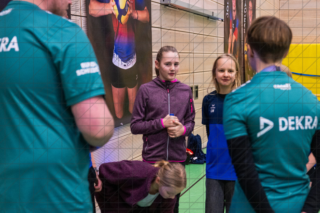 2. VBLF Nord 25/26 | Spiel 4065 | VC Osnabrück vs. TUSA City Girls Düsseldorf | Vorbesprechung der Wischer und Ballroller mit den Schiedsrichtern. //  10.01.26: 2. VBLF Nord 25/26 | Spiel 4065 | VC Osnabrück vs. TUSA City Girls Düsseldorf / Osnabrück / Deutschland  //   CREDIT:www.bullenfotos.de, Martin König, Hörner Weg 40, D-49078 Osnabrück, +4917663732967 // Nutzung und Weitergabe nur zu den vereinbarten Zwecken. Presseanfragen an Ersteller. Alle Rechte beim Ersteller. Honorierung nach MFM. - Realisiert mit Pictrs.com