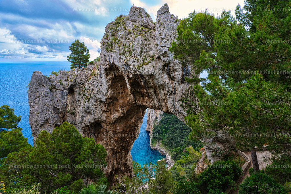 Capri - Arco naturale | Capri ist eine traumhafte Insel im Golf von Neapel, bekannt für türkisblaues Meer, beeindruckende Felsklippen, mediterrane Landschaften und die berühmten Faraglioni. - Realisiert mit Pictrs.com