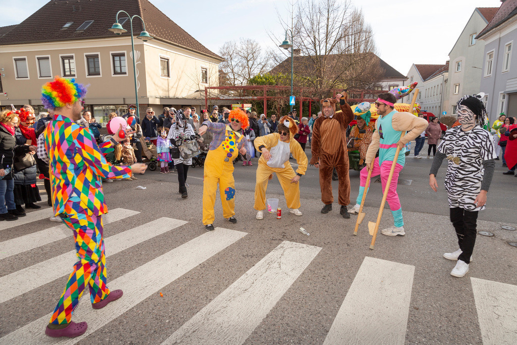 Umzug2025-144_9797 | Fotostrecke: FASCHINGSUMZUG 2025 in Loosdorf. 22 Masken(gruppen)-Teilnehmer: Loosdorfer Vereine, Wirtschaftstreibende, Gemeindeabordnungen sowie Kreditinstitute. rund 700 Besucher entlang der Hauptstrasse. Veranstaltungs-Sicherung durch Mannschaft der FF-Loosdorf mit schwerem Gerät. Maskenprämierung am EKZ-Platz durch Bgm. Thomas Vasku in den Kategorien: Bester Festwagen (Fa. gkonzept-Groissenberger; Beste Personengruppe-ASK-Loosdorf; Beste Einzelperson; Weiteste Anreise-FF Schollach;