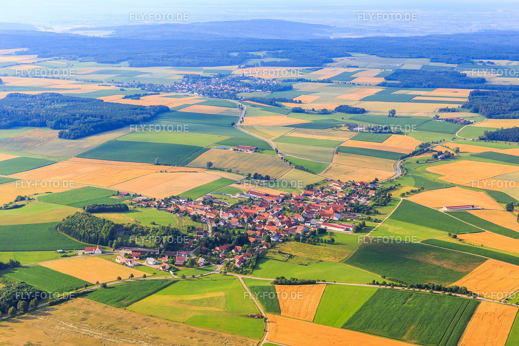 Dorfansicht aus Norden | Luftbild: Dorfansicht aus Norden im Ortsteil Aufhausen in Forheim im Bundesland Bayern in Deutschland. Foto: IMG_101637.jpg vom 08.07.2017 durch Werner Riehm/FLY-FOTO.de - Realisiert mit Pictrs.com