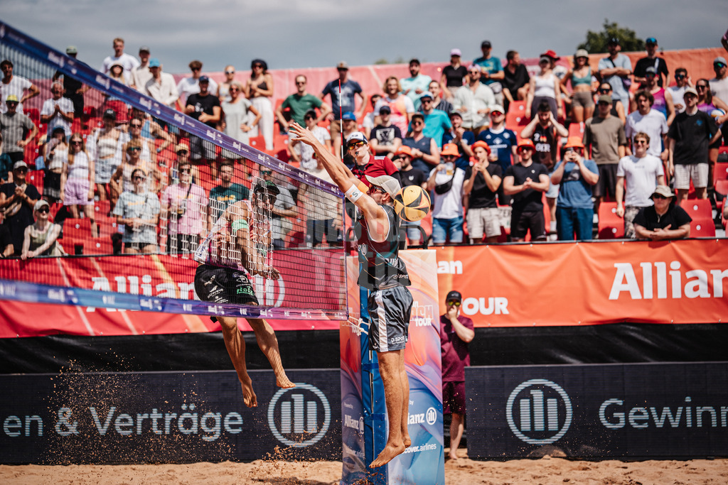 Beachvolleyball | Männer | Allianz German Beach Tour 2025 | Tourstop München | 04.07.2025 | v.l. Kim Huber beim Angriff gegen Benedikt Sagstetter
