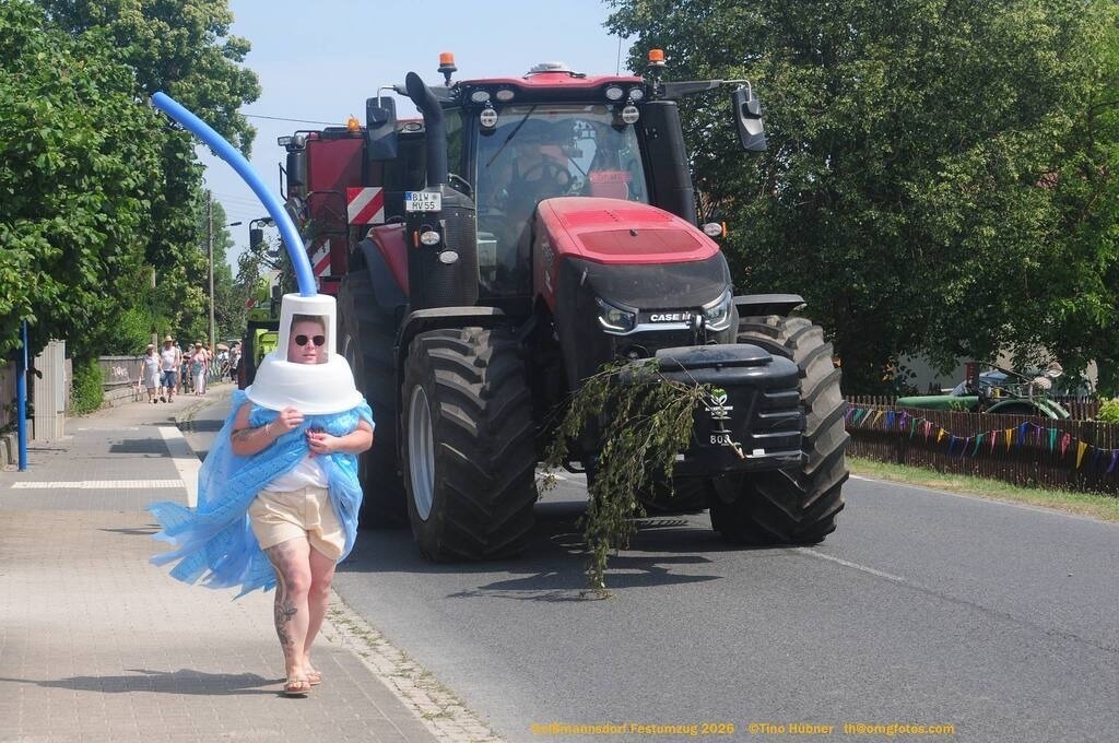Geißmannsdorf-2026-Festumzug-183 | Festumzug in Geißmannsdorf bei Bischofswerda im Juni 2026. Fotografische Eindrücke und Momentaufnahmen vom Festumzug anläßlich des 800-jährigen Bestehens von Geißmannsdorf - mit Teilnehmern und Gästen, Strohpuppen und geschmückten Vorgärten und Grundstücken - Realisiert mit Pictrs.com
