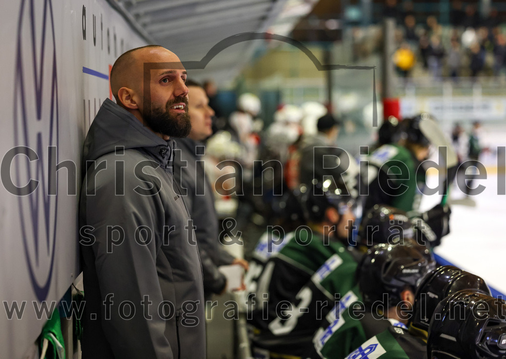 2022-11-04_103_Eishockey_TSV_Erding_gegen_TSV_Peissenberg | Erding, Deutschland, 04.11.2022:
Eishockey, Bayernliga 2022 / 2023, 10. Spieltag, TSV Erding gegen TSV Peißenberg, Endergebnis: 4:3

Teamchef Felix Schütz (Erding Gladiators)

Foto: Christian Riedel / fotografie-riedel.net