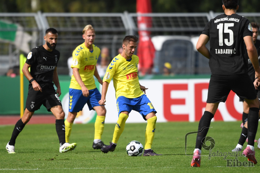 SV Atlas-Delmenhorst-Borussia Mönchengladbach | DFB-Pokal 1. Runde;SV Atlas Delmenhorst (gelb)-Borussia Mönchengladbach (schwarz) am 17.08.2025 in Oldenburg (Marschweg-Stadion), Photo: Philip Eiben 2025 - Realisiert mit Pictrs.com