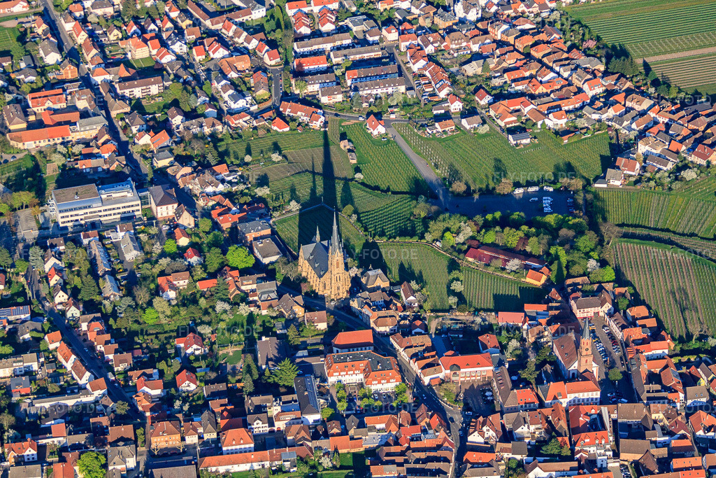 Luftbild: Kirche St. Ludwig am Weinberg in der Stadt in Edenkoben im Bundesland Rheinland-Pfalz in Deutschland. Foto: IMG_56687.jpg vom 25.04.2013 durch Werner Riehm/FLY-FOTO.dePfarrei Edenkoben