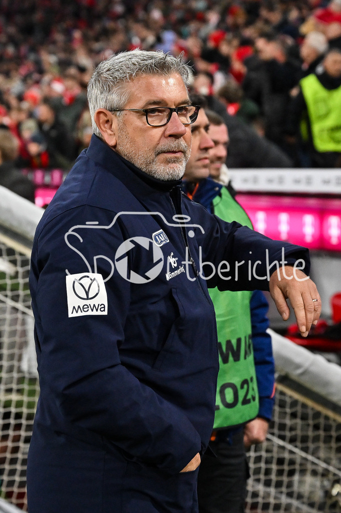 FC Bayern München - 1. FSV Mainz 05 | MUNICH, GERMANY - 14. DECEMBER: im Bild Urs FISCHER Trainer 1. FSV Mainz 05 vor dem Bundesligamatch zwischen dem FC Bayern München und dem 1. FSV Mainz 05 am 14. Spieltag in der Allianz Arena / DFL REGULATIONS PROHIBIT ANY USE OF PHOTOGRAPHS AS IMAGE SEQUENCES AND/OR QUASI-VIDEO