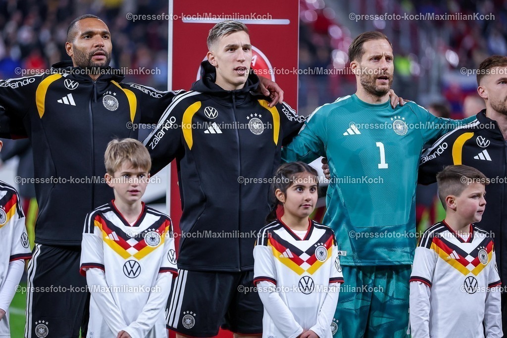 DFB17112501133 | 17.11.2025, Fußball, Länderspiel, WM-Qualifikation Europa, Deutschland - Slowakei, Red Bull Arena (Leipzig), 10. Spieltag, Saison 2025 2026: Jonathan Tah (GER #04) Nico Schlotterbeck (GER #15) Torwart Oliver Baumann (GER #01)  vor dem Spiel bei der NationalhymneRegulations prohibit any use of photographs as image sequences and or quasi-video. vor dem Spiel bei der Nationalhymne