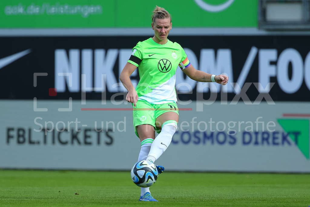 Fussball, Google Pixel Frauen-Bundesliga, VfL Wolfsburg - TSG 1899 Hoffenheim | v.li.: Alexandra Popp (Alex Popp, VfL Wolfsburg, 11) am Ball, Freisteller, Einzelbild, Ganzkörper, Aktion, Action, Spielszene, DIE DFB-RICHTLINIEN UNTERSAGEN JEGLICHE NUTZUNG VON FOTOS ALS SEQUENZBILDER UND/ODER VIDEOÄHNLICHE FOTOSTRECKEN. DFB REGULATIONS PROHIBIT ANY USE OF PHOTOGRAPHS AS IMAGE SEQUENCES AND/OR QUASI-VIDEO.