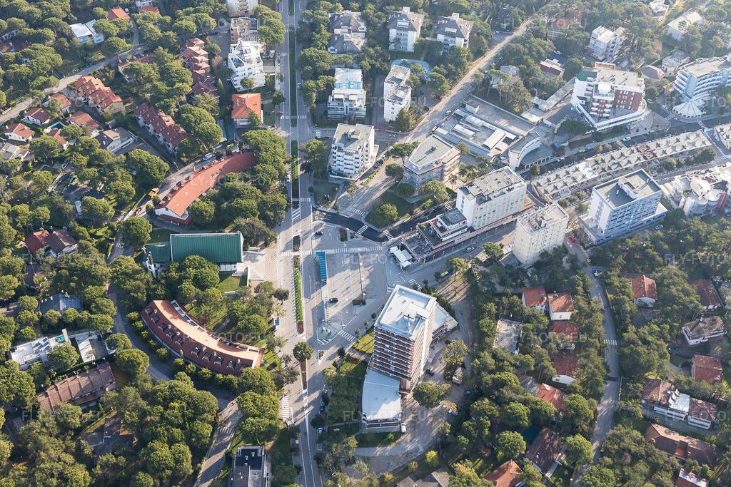 Vue aérienne: Vue de la ville à Lignano Pineta dans le département Frioul-Vénétie Julienne, Italie. Photo: IMG_105705.jpg prise le 08/04/2018 par Werner Riehm/FLY-FOTO.eu – Résolution de l'original: 5472 x 3648 px