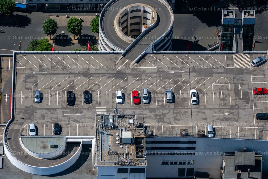 4035698 | BRAUNSCHWEIG 31.07.2020 Parkdeck auf dem Gebäude des Einkaufszentrum "GALERIA Braunschweig" in Braunschweig im Bundesland Niedersachsen, Deutschland. // Parking deck on the building of Einkaufszentrum "GALERIA Braunschweig" in Brunswick in the state Lower Saxony, Germany. Foto: Gerhard Launer