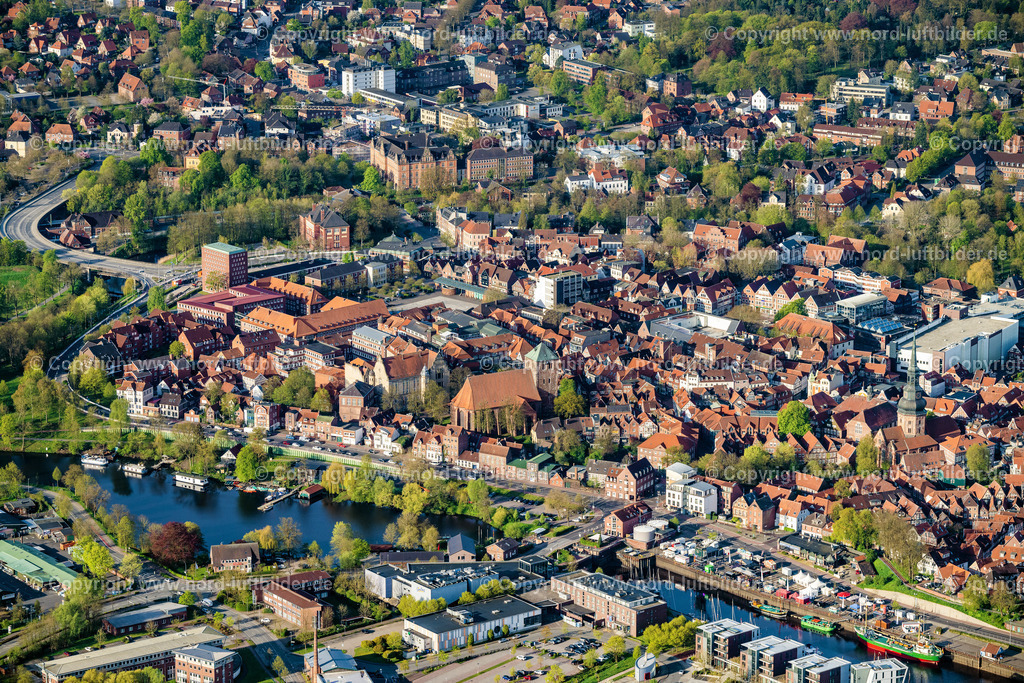 Stade_Altstadt_ELS_0050010523 | STADE 01.05.2023 Stadtzentrum im Innenstadtbereich mit Stadthafen und Hafencity in Stade im Bundesland Niedersachsen, Deutschland. // City center in the inner city area with the city harbor and Hafencity in Stade in the state of Lower Saxony, Germany. Foto: Martin Elsen