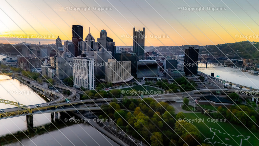 Pittsburgh PA, USA | Pittsburgh begeistert mit seiner einzigartigen Mischung aus Industriegeschichte, moderner Architektur und über 400 Brücken – ein echtes Highlight für jeden Städteliebhaber. Ob beim Sonnenuntergang über dem Point State Park oder beim Bummel durch den Strip District, Pittsburgh bietet unvergessliche Fotomotive und urbanes Flair.