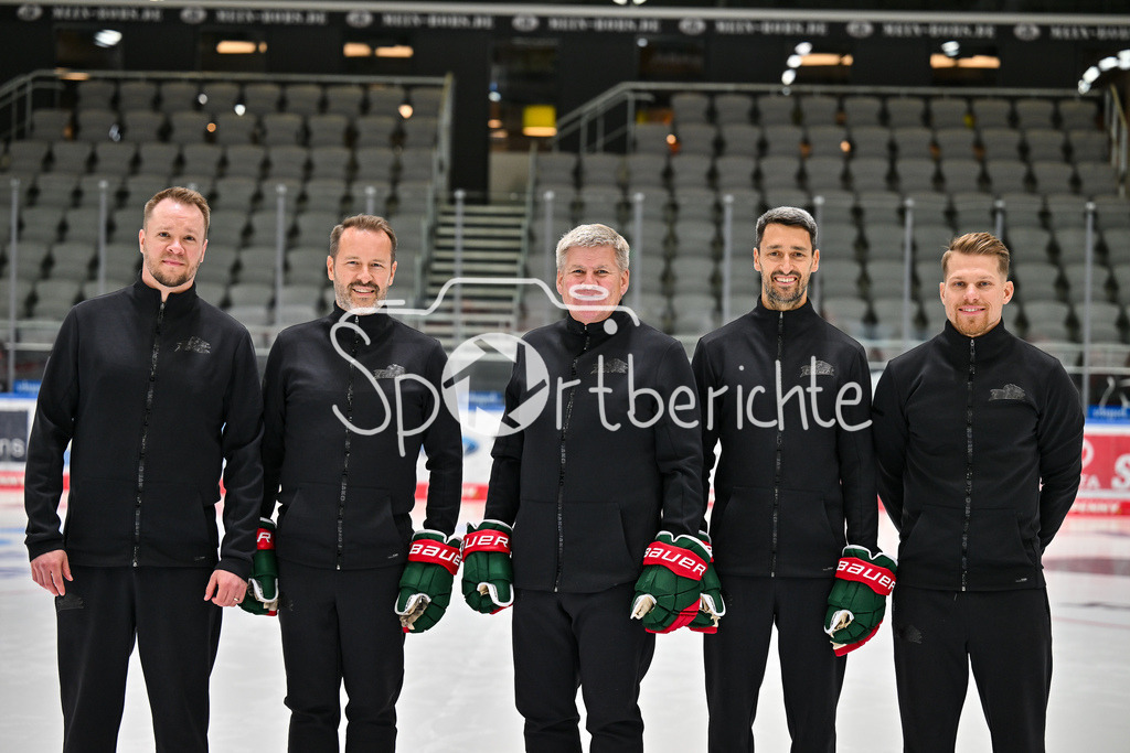 Augsburger Panther 2025/26 | im Bild das Trainerteam der Augsburger Panther, v. l. Mika WENDELL, Thomas DOLAK, Bill PETERS, Dennis ENDRAS und Adrian SCHELENZ