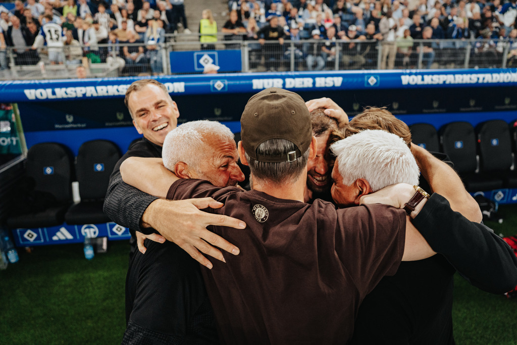 FCS04254 | Der offizielle Shop für FC St. Pauli Fotos. Wähle aus Spielszenen & Fanmomenten dein FCSP Wunschformat. Wir liefern Millerntor-Atmosphäre.
