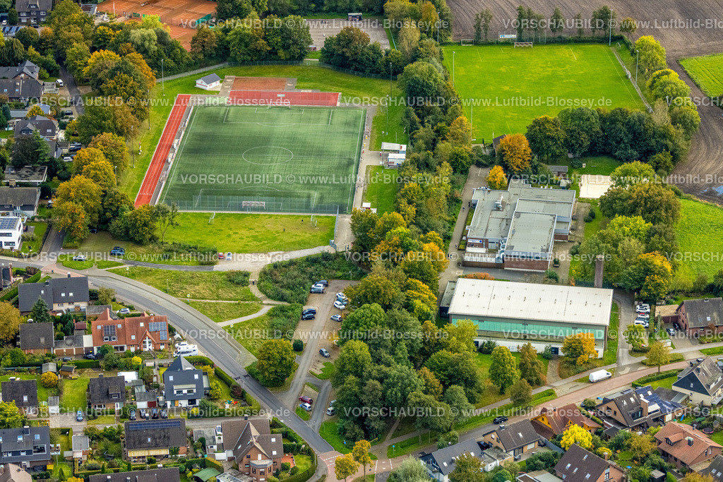 Huenxe241009688 | Luftbild, Fußballstadion Kost-Im-Busch-Weg, STV Hünxe, Hallenbad, Hünxe, Niederrhein, Nordrhein-Westfalen, Deutschland