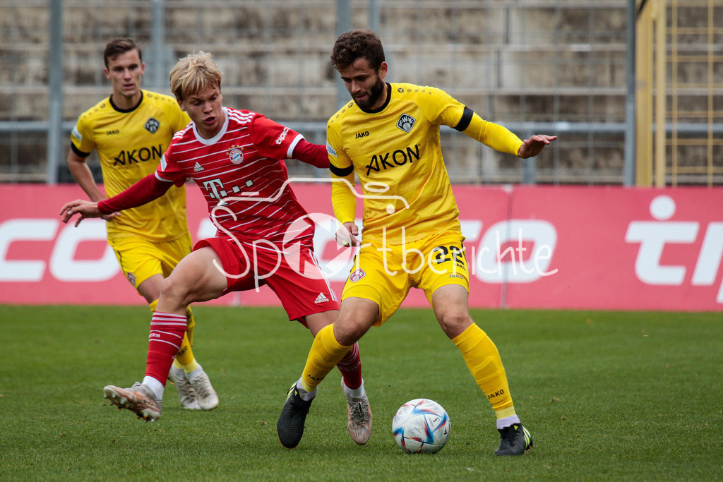 FC Bayern Amateure - FC Wuerzburger Kickers | Frans KRAETZIG (FCB #29) im Duell mit Daniel HAEGELE (FWK #22)