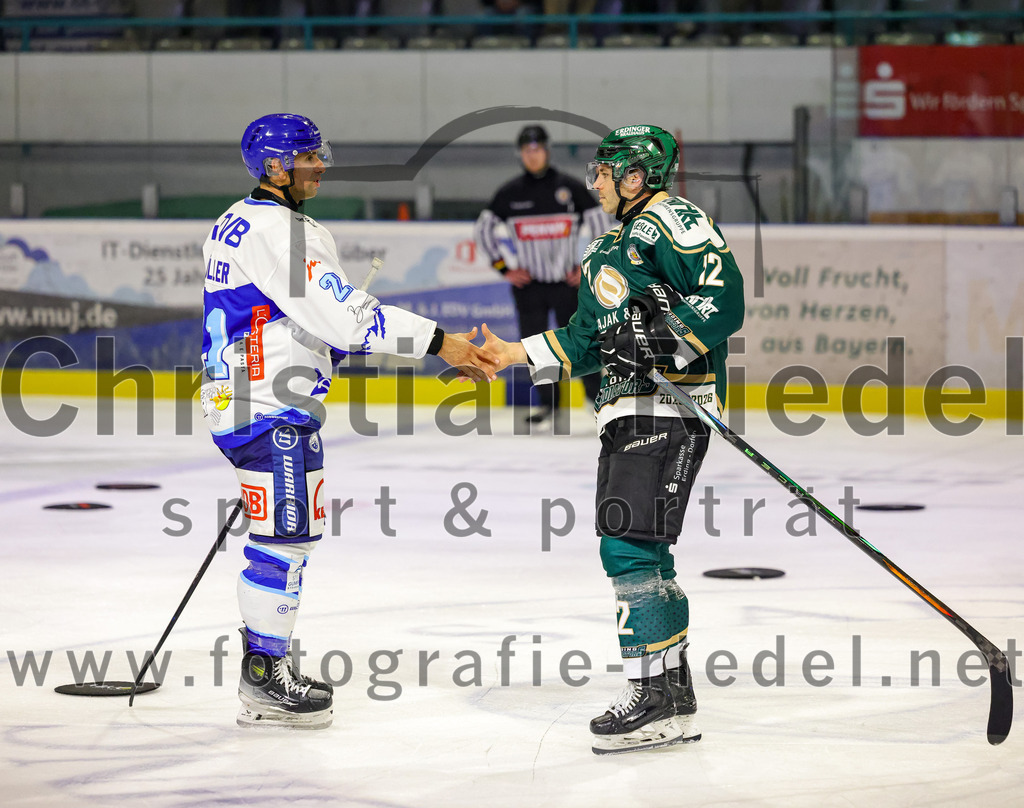 2025-09-26_147_TSV_Erding_gegen_SC_Riessersee | Erding, Deutschland, 26.09.2025:Eishockey, Oberliga Süd 2025 / 2026, 3. Spieltag, TSV Erding gegen SC Riessersee, Endergebnis: 3:5Alexander Höller (SC Riessersee, #21), Thomas Brandl (Erding Gladiators, #12)Foto: Christian Riedel / fotografie-riedel.net