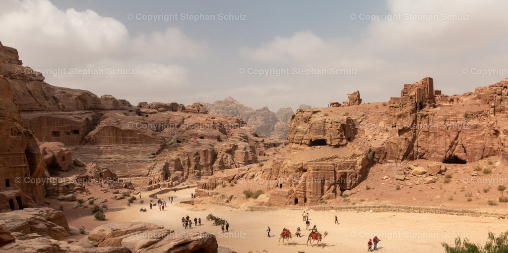 Petra, Jordan - October 19, 2018: View of the historic rock town of Petra in Jordan, which is a World Heritage Site.  | Petra, Jordan - October 19, 2018: View of the historic rock town of Petra in Jordan, which is a World Heritage Site. - Realisiert mit Pictrs.com