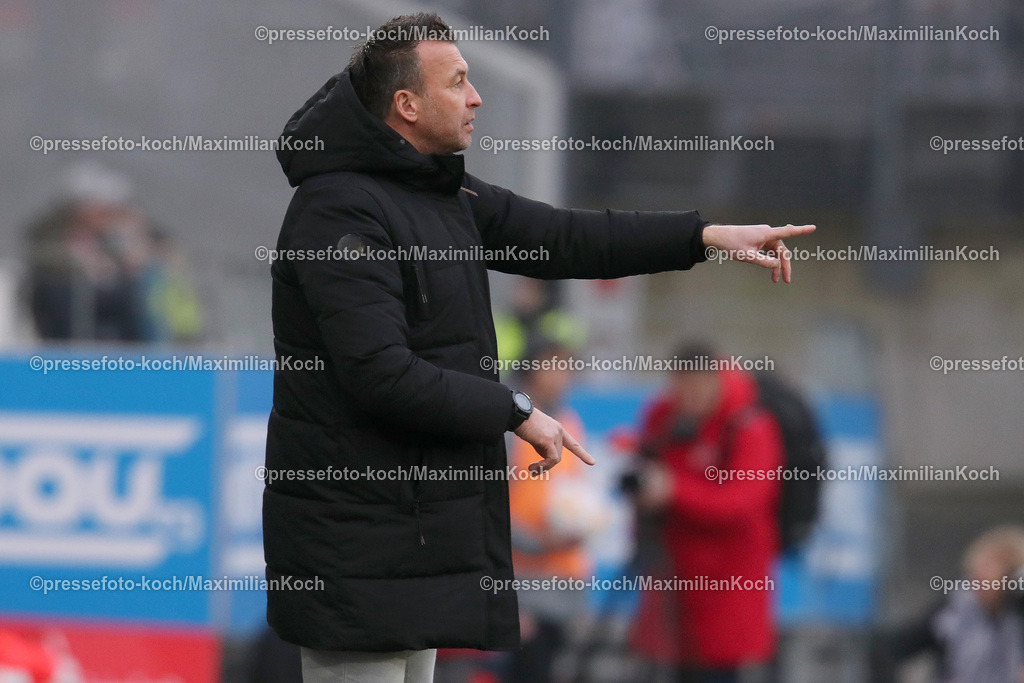 RWE06012402110 | 06.01.2024, Essen, Fußball, Herren, Stadion an der Hafenstraße, Testspiel, Rot-Weiss Essen – 1. FC Köln:  Trainer Christoph Dabrowski (Rot-Weiss Essen) gestikulierend am Spielfeldrand. 
DFB regulations prohibit any use of photographs as image sequences and or quasi-video.