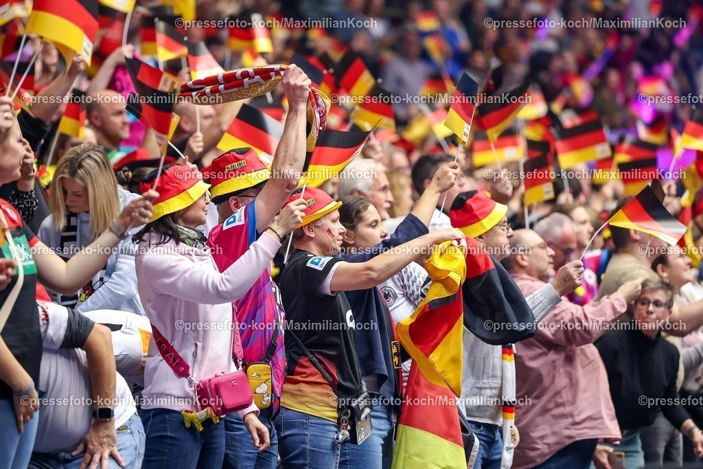 IHF09122502030 | 09.12.2025, Handball WM Frauen, Viertelfinale, Deutschland - Brasilien, 27th IHF Women's Handball World Championship, Westfalenhalle Dortmund: Handballfans auf der Tribüne feuern die deutsche Mannschaft an. Fahnen deutschlandfahnen Flaggen Fahne Flagge Fans Besucher Zuschauer Ausverkauft 