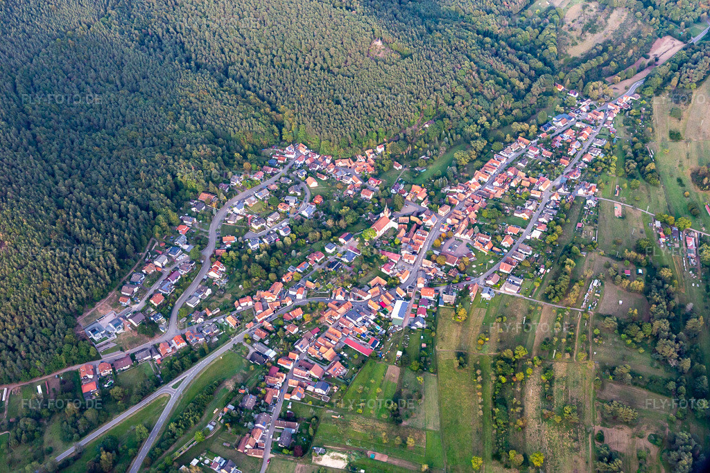 Luftbild: Ortsansicht aus Westen in Birkenhördt im Bundesland Rheinland-Pfalz in Deutschland. Foto: IMG_139089.jpg vom 30.09.2023 durch Werner Riehm/FLY-FOTO.de