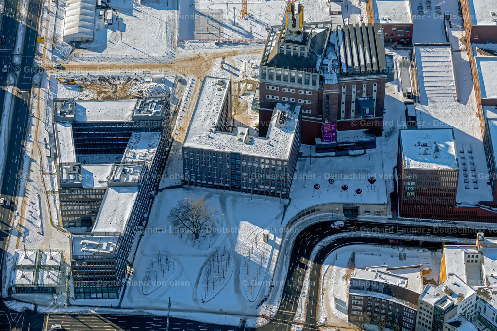 4043814 | DORTMUND 13.02.2021 Winterlich schneebedeckte Museum- und Ausstellungs- Gebäude- Ensemble " Dortmunder U Zentrum für Kunst und Kreativität " an der Emil-Schumacher-Straße im Ortsteil Westpark in Dortmund im Ruhrgebiet im Bundesland Nordrhein-Westfalen, Deutschland. Weiterführende Informationen bei: DORTMUNDER U Zentrum für Kunst und Kreativität. // Wintry snowy museum and exhibition building ensemble "Dortmund U Center for Art and Creativity" on Emil-Schumacher-Strasse in the district of Westpark in Dortmund in the Ruhr area in the state North Rhine-Westphalia, Germany. Further information at: DORTMUNDER U Zentrum fuer Kunst und Kreativitaet. Foto: Gerhard Launer