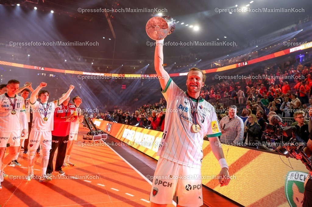 xSSCx19042602054 | 19.04.2026, xsscx, Handball, DHB-Pokal Lidl Final4, Finale, Füchse Berlin - Bergischer HC, Saison 2025 / 2026 Herren, Lanxess Arena, Köln: Die Mannschaft der Füchse Berlin feiert den Sieg im DHB-Pokal, Max Darj (Füchse Berlin #05) Photo: xSandraxScherningxPressefotoKochx
