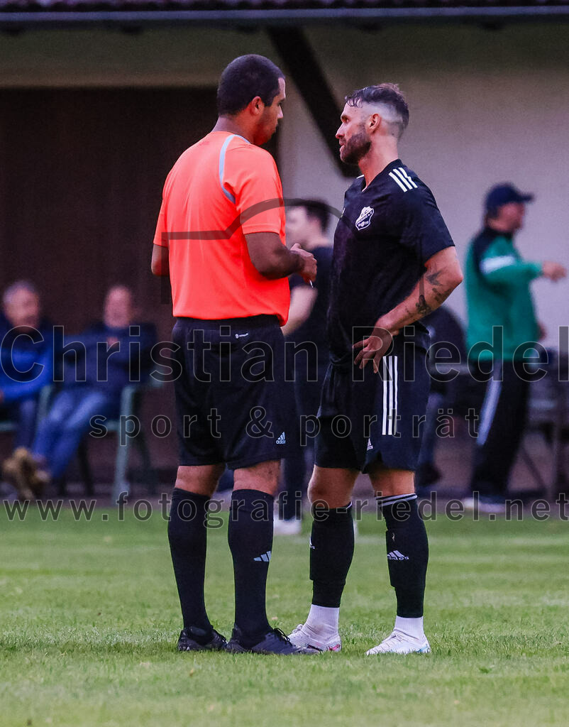 2023-07-25_104_SpVgg_Neuching_gegen_FC_Finsing | Neuching, Deutschland, 25.07.2023:
Fußball, A-Klasse 2023 / 2024, Toto Pokal, SpVgg Neuching gegen FC Finsing, Endergebnis: 2:4

Schiedsrichter Marius Baumann, Markus Rickhoff (FC Finsing, #7)

Foto: Christian Riedel / fotografie-riedel.net