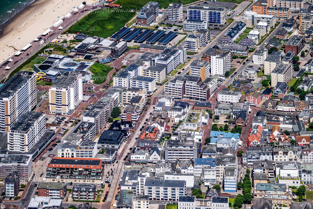 Sylt_Westerland_Mitte_Marienstrasse_Bismarkstrasse_Elisabethstrasse_Friedrichstrasse_ELS_0556210625 | SYLT 21.06.2025 Innenstadt mit der Friedrichstraße in Westerland auf der Sylt mit Ortsbereich in Westerland im Bundesland Schleswig-Holstein, Deutschland. // City center with Friedrichstrasse in Westerland on the island of Sylt with local area in Westerland in the federal state of Schleswig-Holstein, Germany. Foto: Martin Elsen