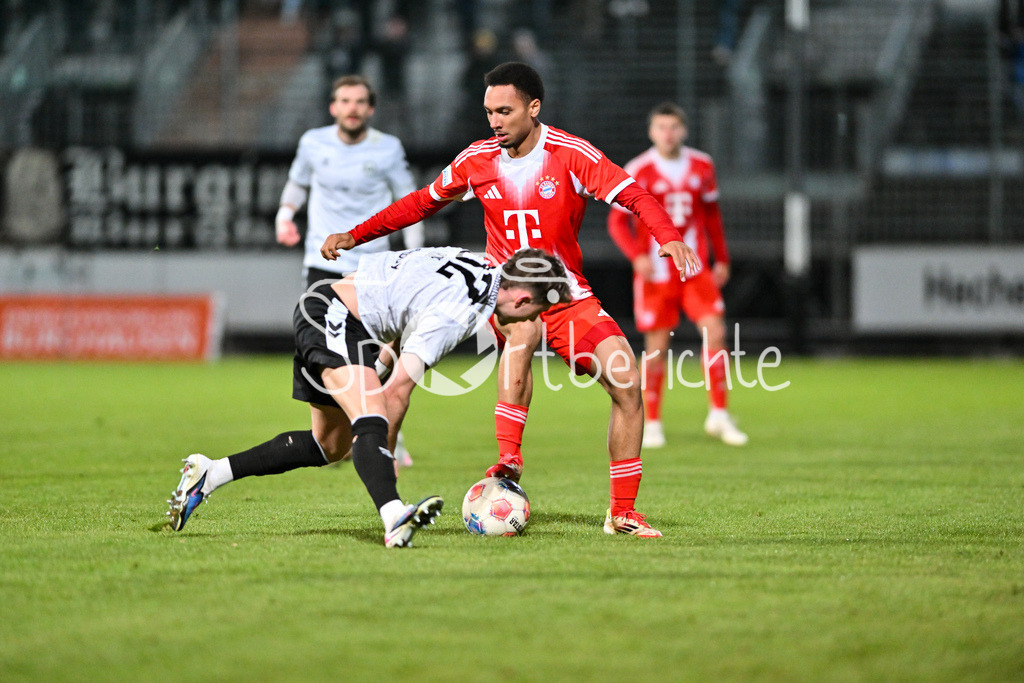 SV Wacker Burghausen - FC Bayern Amateure | BURGHAUSEN, GERMANY - 01. APRIL: im Duel Denis ADE (Wacker Burghausen 32) und Vincent Ugo MANUBA (FC Bayern München II 21) während dem Match zwischen dem SV Wacker Burghausen und den Amateuren des FC Bayern München am 26. Spieltag der Regionalliga Bayern im Flatbuy Stadion