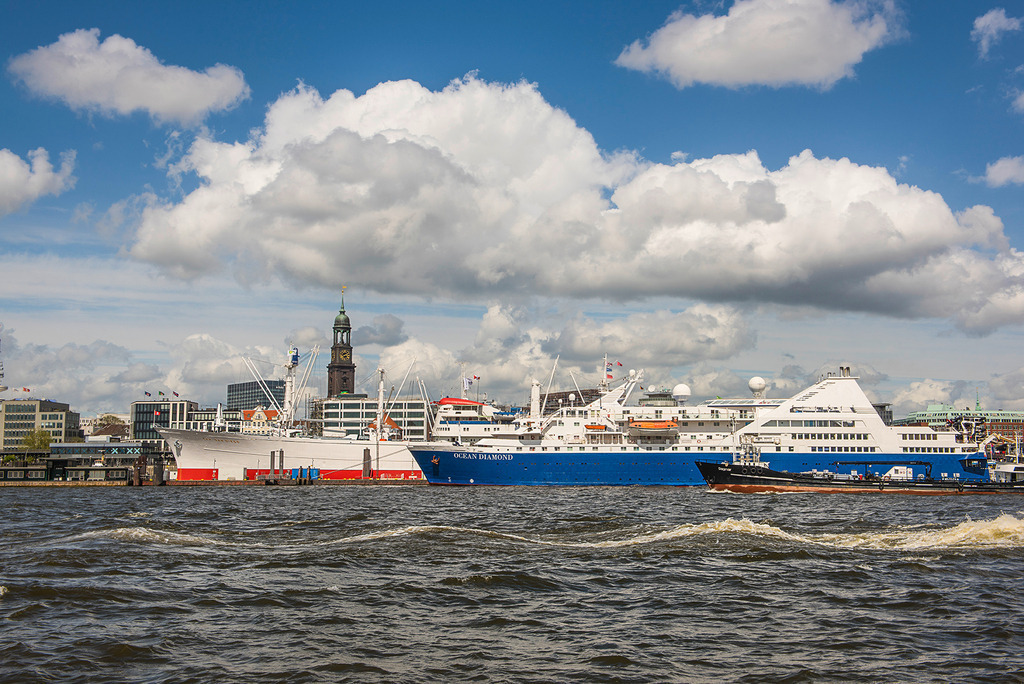 Hamburger Hafen mit Michel, Cap San Diego | Hamburger Hafen mit Blick auf den Michel, fotografiert vom gegenüberliegenden Elbufer. - Realisiert mit Pictrs.com