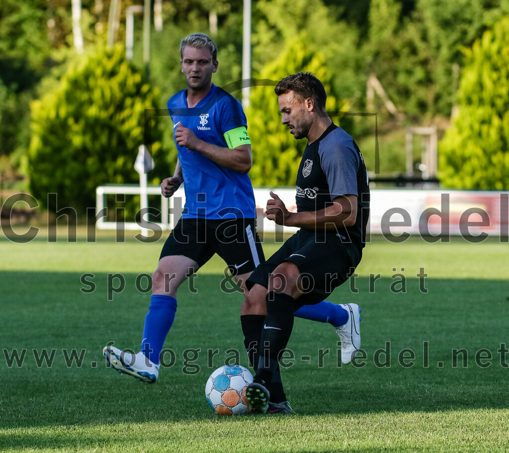 2023-07-14_061_FC_Langengeisling_gegen_FC_Velden-Eberspoint | Erding, Deutschland, 14.07.2023:
Fußball, Bezirksliga Oberbayern Ost 2023 / 2024, Testspiel, FC Langengeisling gegen FC Velden-Eberspoint, Endergebnis: 5:0

Florian Hagenberger (FC Velden-Eberspoint, #9), Maximilian Hintermaier (FC Langengeisling, #13)

Foto: Christian Riedel / fotografie-riedel.net