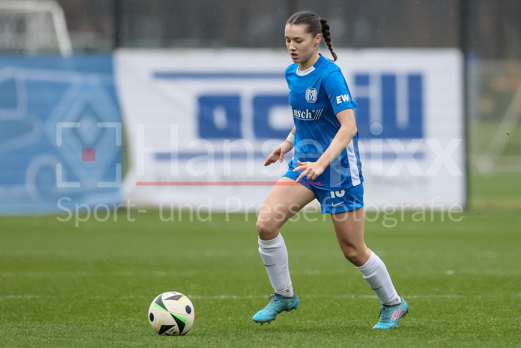 Fussball, 2. Frauen-Bundesliga, Hamburger SV - SV Meppen | v.li.: Sonja Lux (SV Meppen, 15) am Ball, Freisteller, Einzelbild, Ganzkörper, Aktion, Action, Spielszene, DIE DFB-RICHTLINIEN UNTERSAGEN JEGLICHE NUTZUNG VON FOTOS ALS SEQUENZBILDER UND/ODER VIDEOÄHNLICHE FOTOSTRECKEN. DFB REGULATIONS PROHIBIT ANY USE OF PHOTOGRAPHS AS IMAGE SEQUENCES AND/OR QUASI-VIDEO.