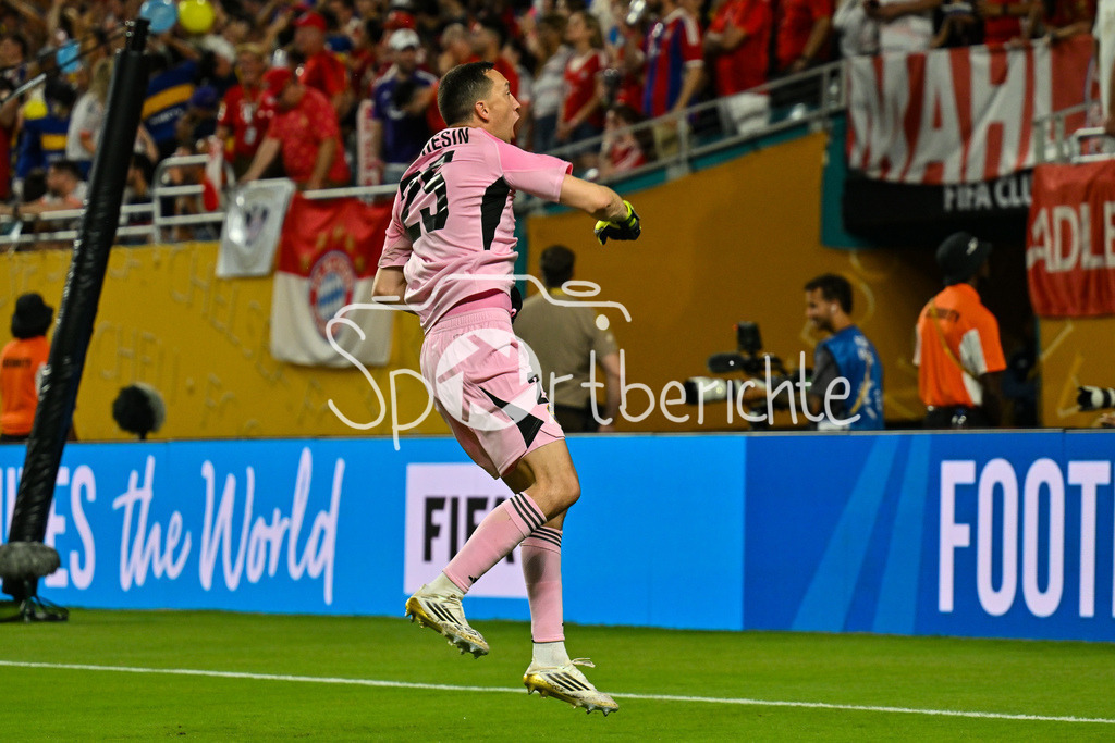 FC Bayern München - Boca Juniors | Augustin MARCHESIN (Boca Juniors 25) jubelt ausgelassen nach dem Ausgleich zum 1-1 durch Miguel MERENTIEL (Boca Juniors 16) / Tor / Torschuetze / Freude / Happy / FIFA Club World Cup: FC Bayern Muenchen - Boca Juniors, Hard Rock Stadium am 20.06.2025 / NOT FOR SALE IN USA
