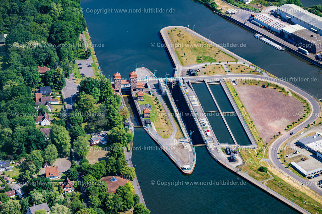 Minden_Weserschleuse_ELS_0741050623 | MINDEN 05.06.2023 Schleusenanlagen " Schachtschleuse Minden " an der Sympherstraße in Minden im Bundesland Nordrhein-Westfalen, Deutschland. // Lockage of the " Schachtschleuse Minden " on street Sympherstrasse in Minden in the state North Rhine-Westphalia, Germany. Foto: Martin Elsen