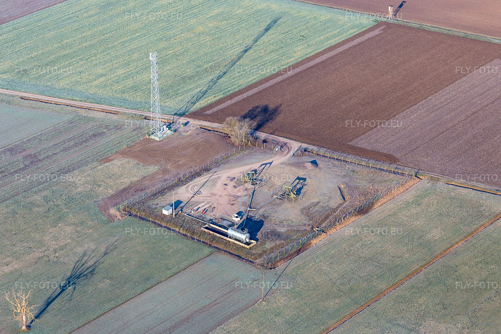 Vue aérienne: Réservoir et pompe pour l'extraction de pétrole dans la plaine du Rhin à Niederlauterbach dans le département Bas Rhin, France. Photo: IMG_124063.jpg prise le 11/01/2021 par Werner Riehm/FLY-FOTO.eu – Résolution de l'original: 4872 x 3248 px