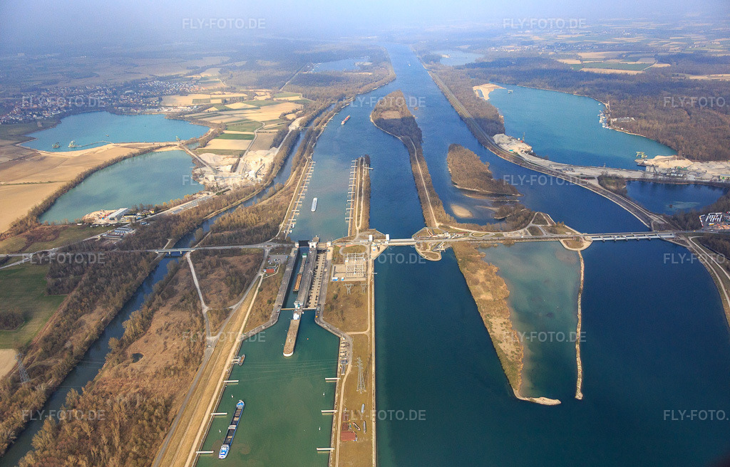 Luftbild: Schleuse und Pont de Gambsheim über den Rhein in Gambsheim im Bundesland Bas-Rhin in Frankreich. – Foto: IMG_086616.jpg vom 19.03.2016 durch Werner Riehm/FLY-FOTO.de – Auflösung des Originals: 5472 x 3505 px