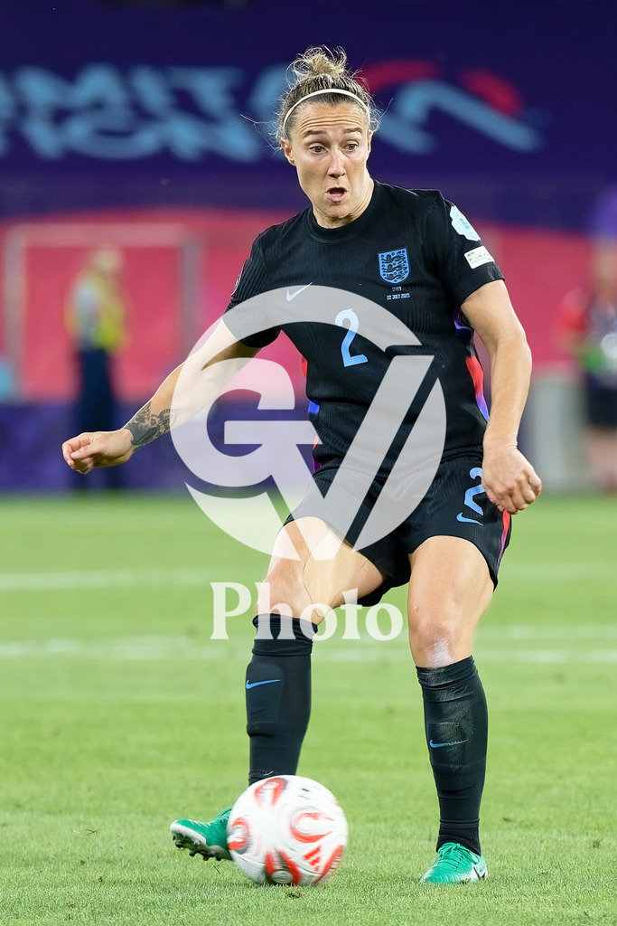 England v Italy - UEFA Women's EURO 2025 Semi-Final | GENEVA, SWITZERLAND - JULY 22:  Lucy Bronze of England passes the ball  during the UEFA Women's EURO 2025 Semi-Final match between England and Italy at Stade de Geneve on July 22, 2025 in Geneva, Switzerland. (Photo by Giuseppe Velletri/Sports Press Photo/Getty Images)