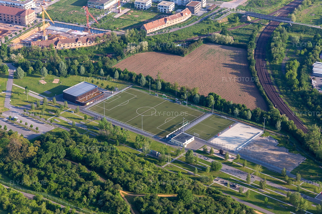 Luftbild: Kunstrasen-Fussballplatz des TSV Landau 1985 e.V in Landau in der Pfalz im Bundesland Rheinland-Pfalz in Deutschland. Foto: IMG_114160.jpg vom 26.05.2019 durch Werner Riehm/FLY-FOTO.de